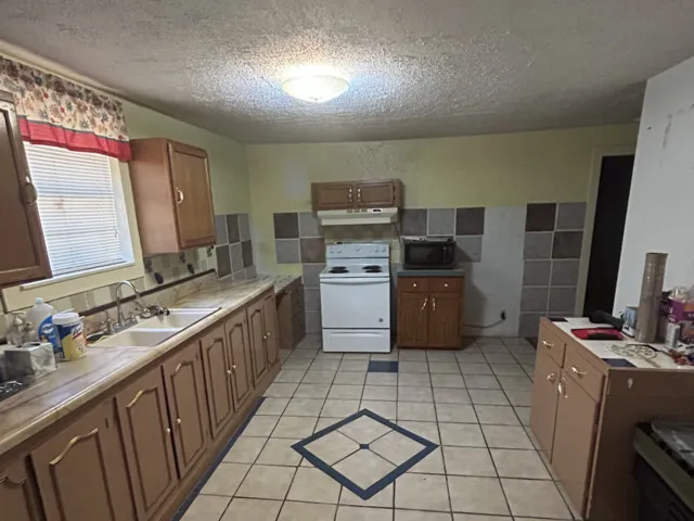 212 MAJESTIC OAKS DR Poteet, TX 78065