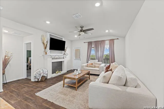 233 LEGENDARY TRAIL LOOP Floresville, TX 78114