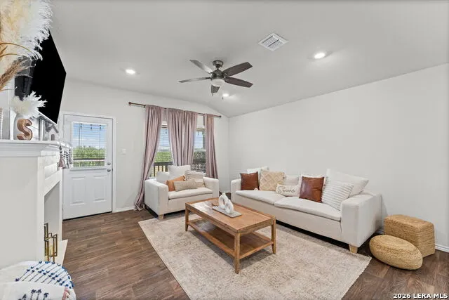 233 LEGENDARY TRAIL LOOP Floresville, TX 78114
