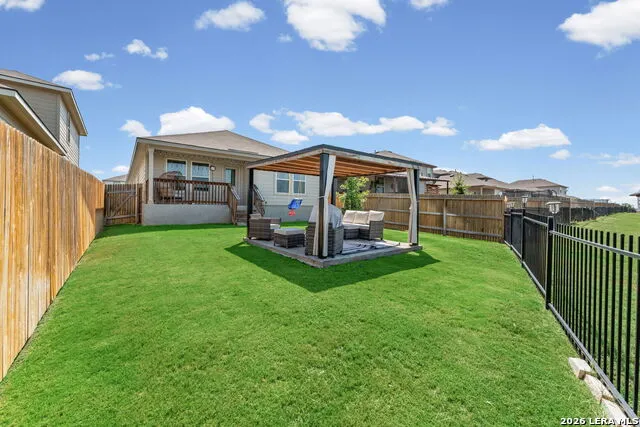 233 LEGENDARY TRAIL LOOP Floresville, TX 78114