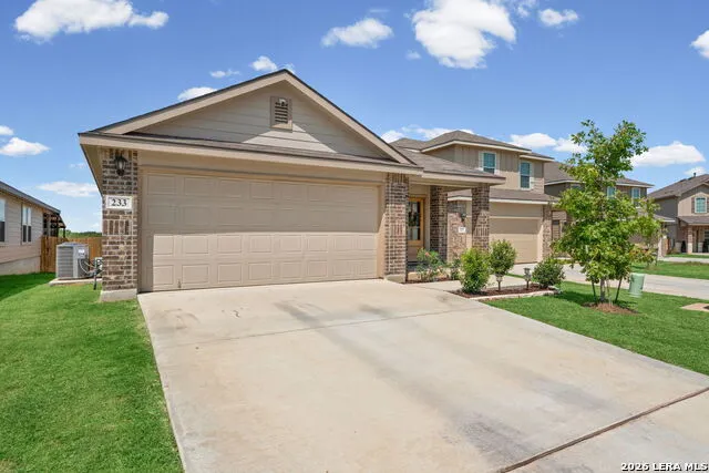 233 LEGENDARY TRAIL LOOP Floresville, TX 78114