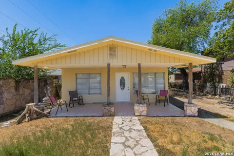 819 Comal