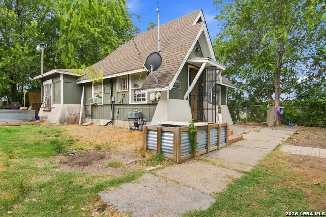 1204 W KINGS HWY San Antonio, TX 78201