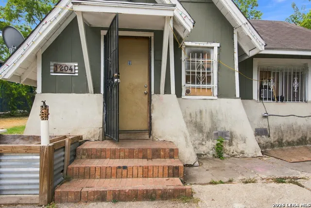 1204 W KINGS HWY San Antonio, TX 78201