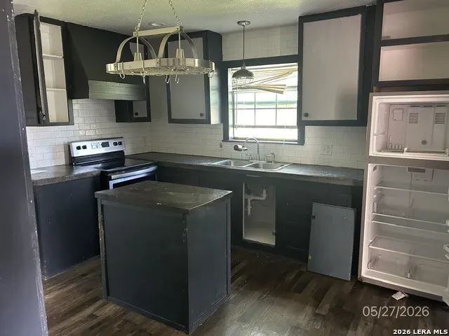 501 E DANIEL ST Uvalde, TX 78801