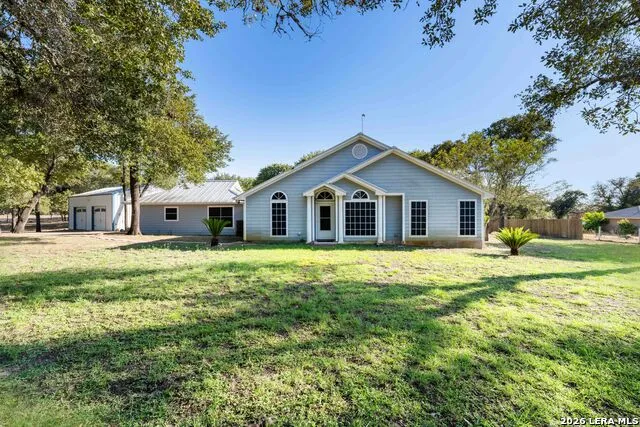 104 scenic oak Floresville, TX 78114