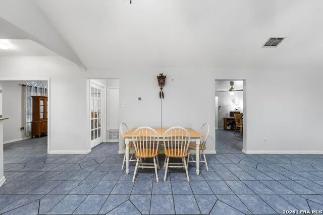104 scenic oak Floresville, TX 78114