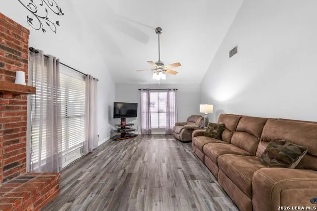 104 scenic oak Floresville, TX 78114