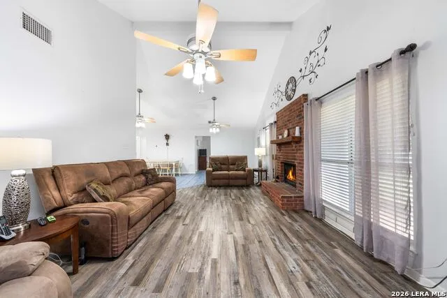 104 scenic oak Floresville, TX 78114