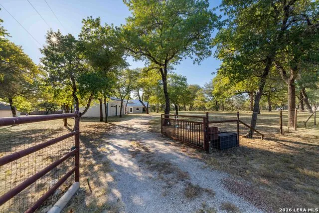 104 scenic oak Floresville, TX 78114