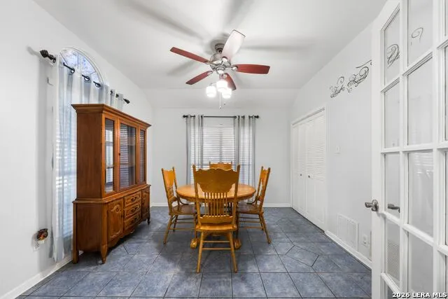 104 scenic oak Floresville, TX 78114