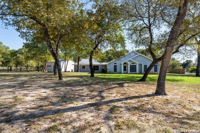 104 scenic oak Floresville, TX 78114