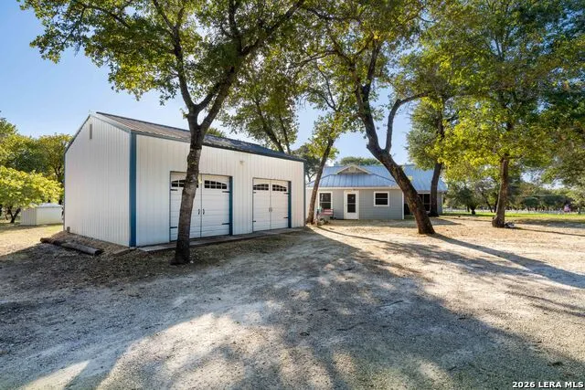 104 scenic oak Floresville, TX 78114