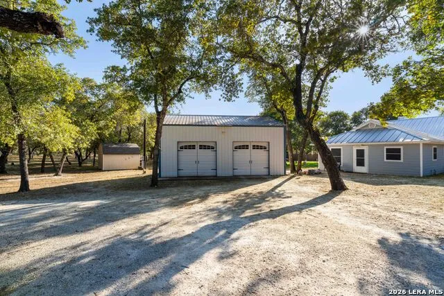 104 scenic oak Floresville, TX 78114