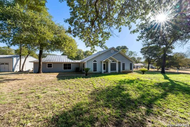104 scenic oak Floresville, TX 78114