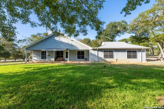104 scenic oak Floresville, TX 78114