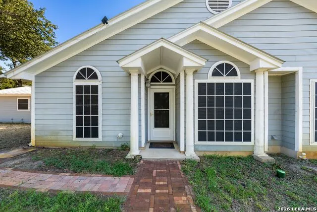 104 scenic oak Floresville, TX 78114