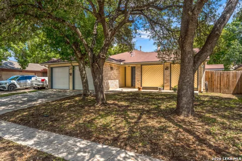9715 Woodland Hls