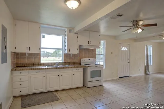 1176 Old Adams Pleasanton, TX 78064