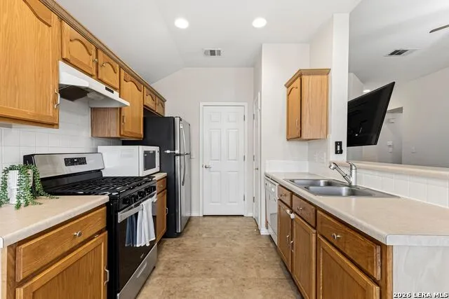 8426 PIGEONBERRY DR Converse, TX 78109