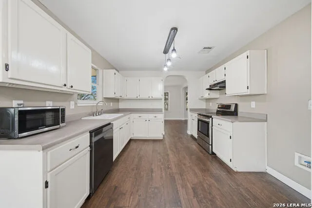 9002 LILAC HL Universal City, TX 78148