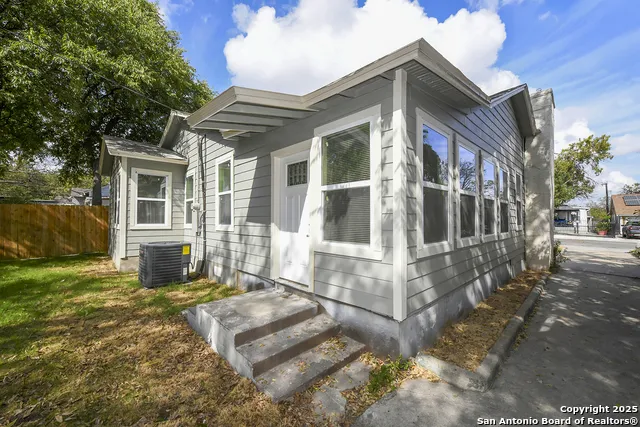 1326 W Lynwood San Antonio, TX 78201