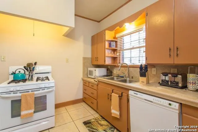 1633 W KINGS HWY San Antonio, TX 78201