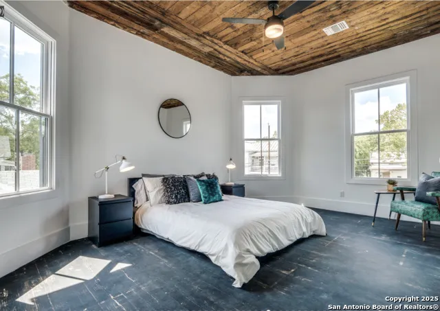 630 E CARSON ST San Antonio, TX 78208