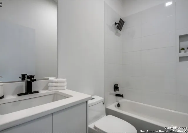 630 E CARSON ST San Antonio, TX 78208