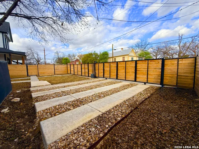 630 E CARSON ST San Antonio, TX 78208