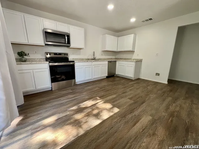 2411 LADEN MDWS San Antonio, TX 78245