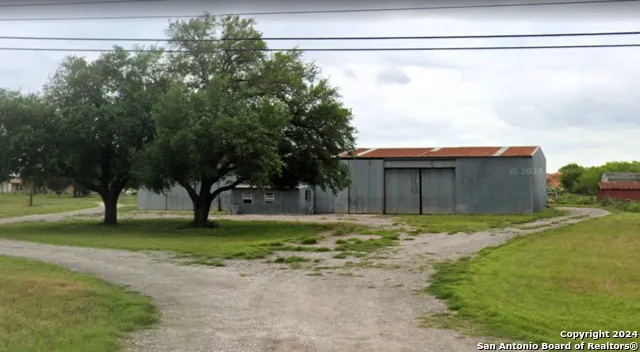 2119 10th ST Floresville, TX 78114