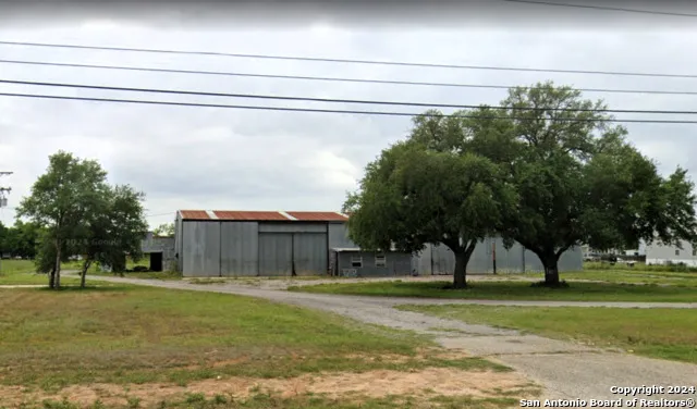 2119 10th ST Floresville, TX 78114