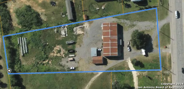 2119 10th ST Floresville, TX 78114