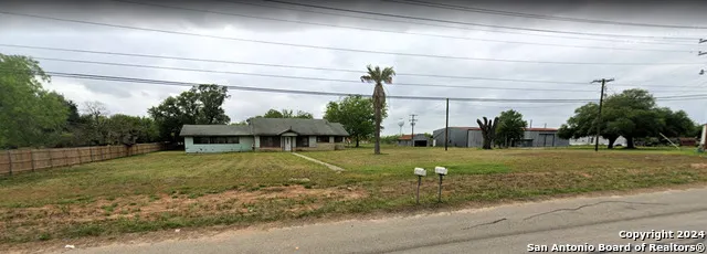 2125 10th St Floresville, TX 78114