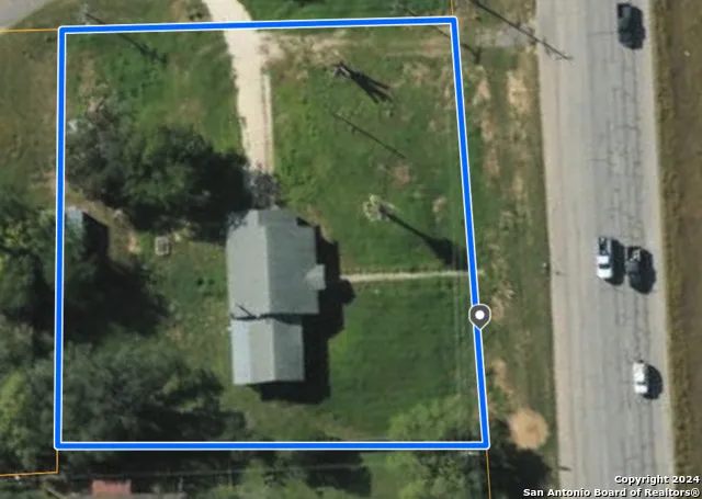 2125 10th St Floresville, TX 78114