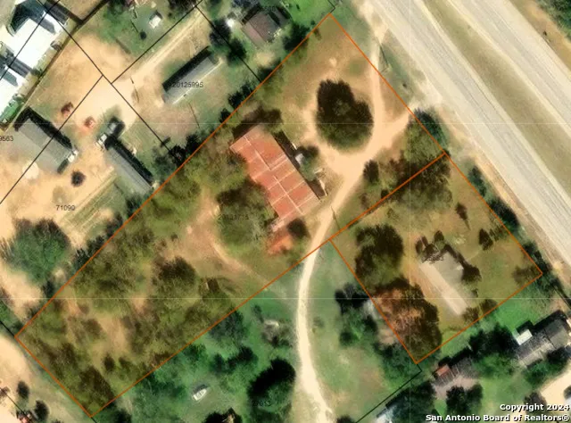 2125 10th St Floresville, TX 78114