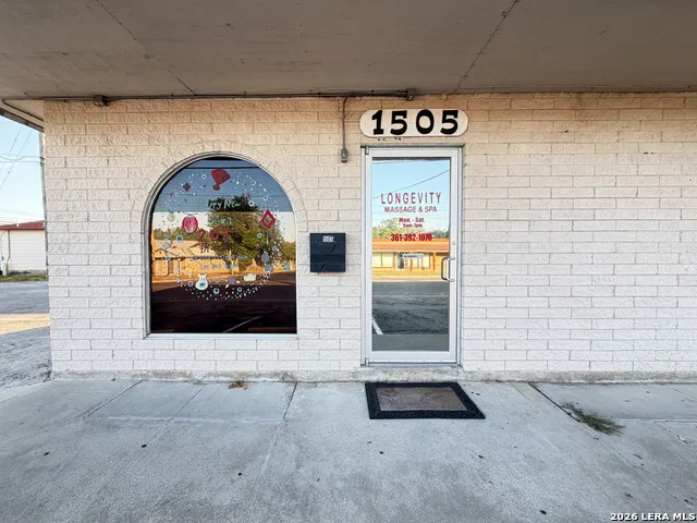 1501 SAINT MARYS ST Beeville, TX 78102