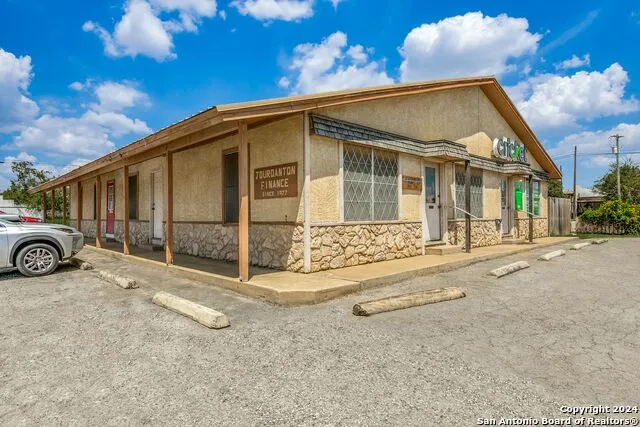 901 OAK ST Jourdanton, TX 78026