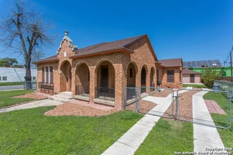 1633 W KINGS HWY