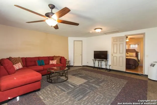 1633 W KINGS HWY San Antonio, TX 78201