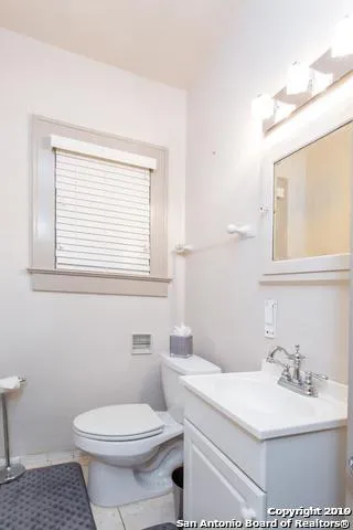 1633 W KINGS HWY San Antonio, TX 78201