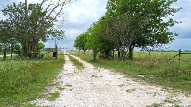 1335 GABLE RD St Hedwig, TX 78152