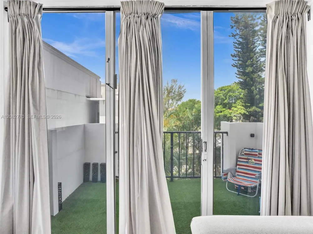 2780 NE 183rd St #302 Aventura, FL 33160