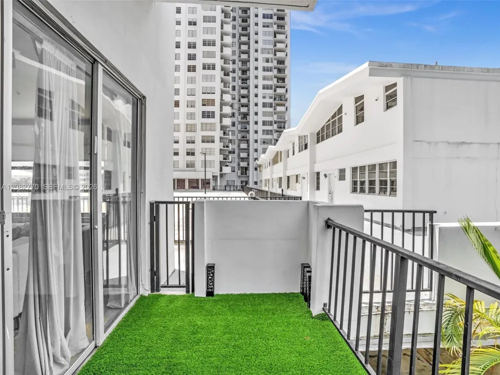 2780 NE 183rd St #302 Aventura, FL 33160