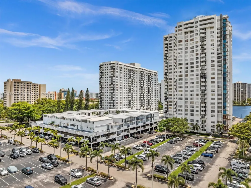 2780 NE 183rd St #302 Aventura, FL 33160