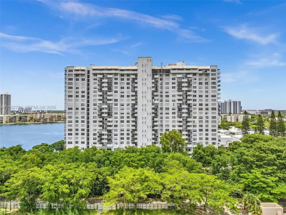2780 NE 183rd St #302 Aventura, FL 33160