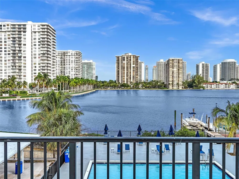 2780 NE 183rd St #302 Aventura, FL 33160