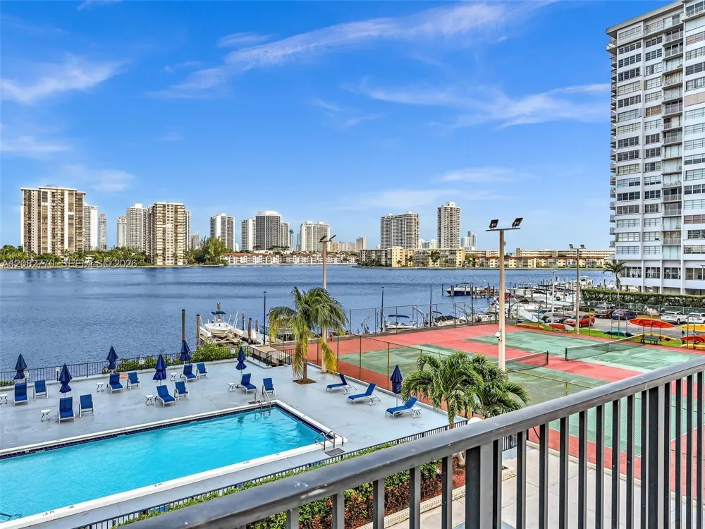 2780 NE 183rd St #302 Aventura, FL 33160