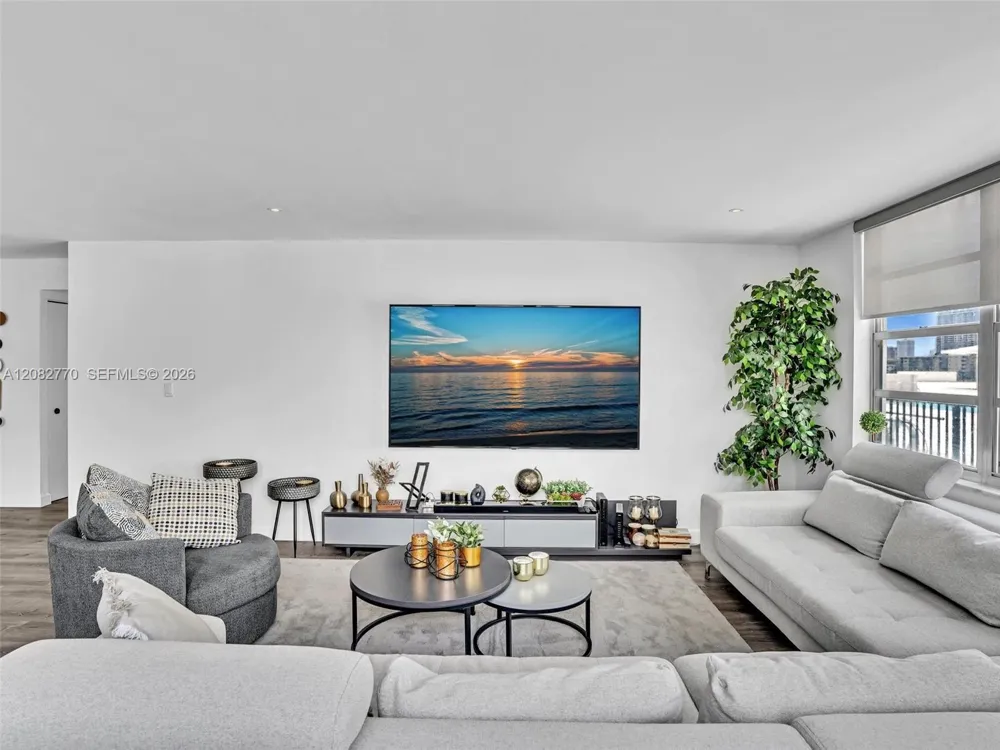 2780 NE 183rd St #302 Aventura, FL 33160